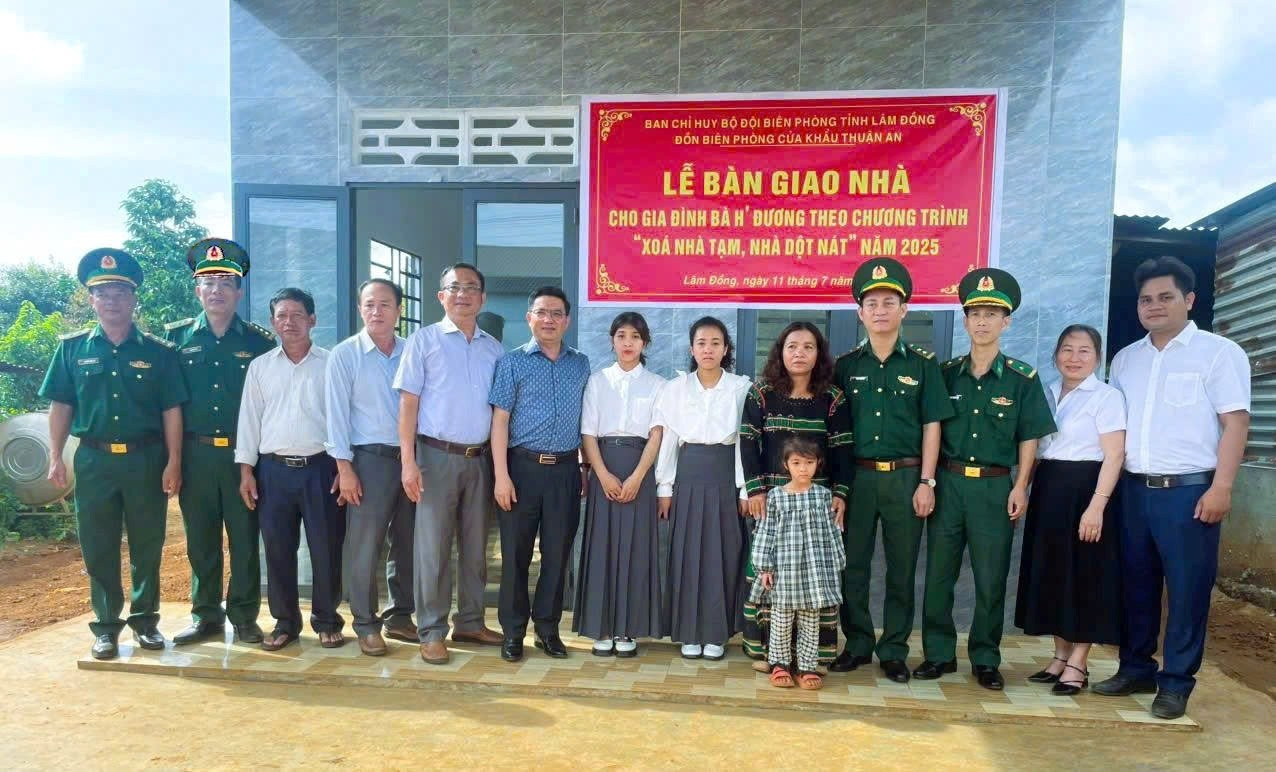 Cán bộ, chiến sĩ Đồn Biên phòng Cửa khẩu Thuận An, Bộ đội Biên phòng tỉnh Lâm Đồng cùng chính quyền địa phương bàn giao nhà cho người dân. tienphong-564.jpg