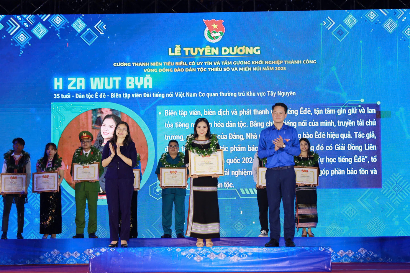 Chị H’Za Wut Byă trở thành gương thanh niên dân tộc thiểu số có uy tín. tienphong-3.jpg