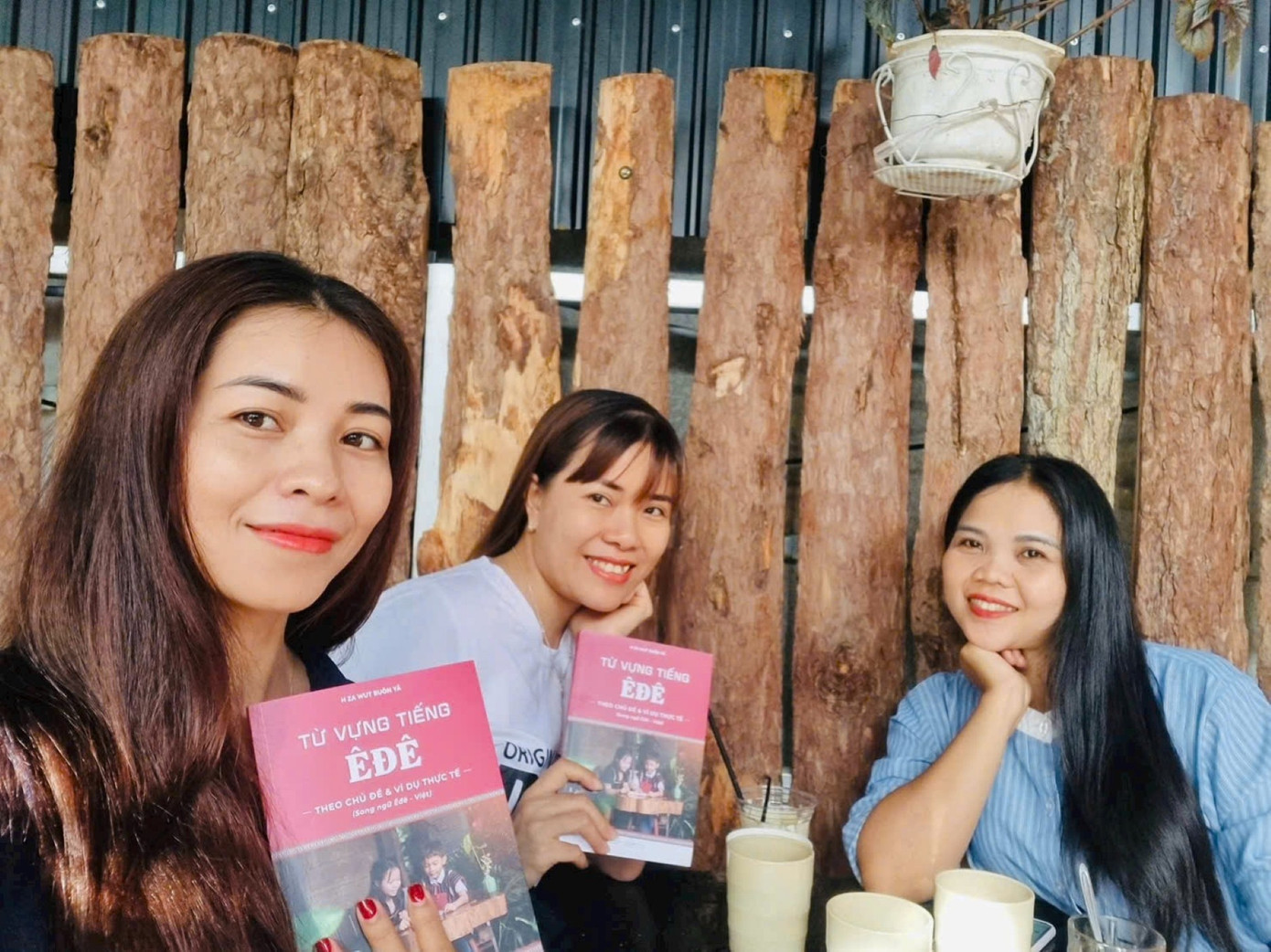 Chị H’Za Wut Byă (bìa phải) vừa ra sách từ vựng song ngữ Êđê - Việt. tienphong-1.jpg