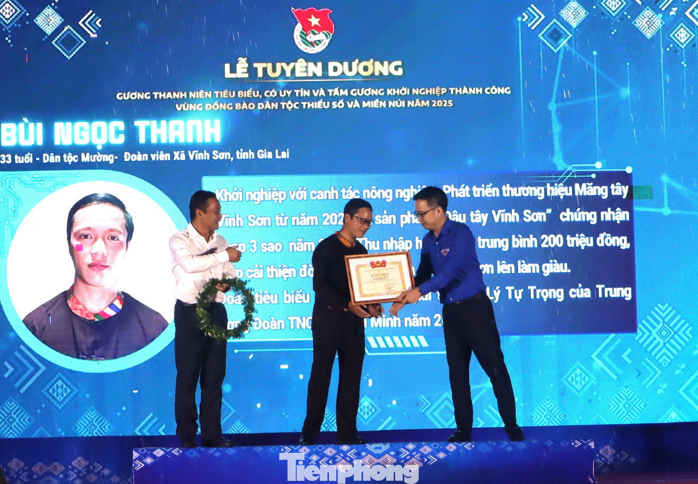 Gương thanh niên tiêu biểu được tuyên dương. tp-3-8580.jpg