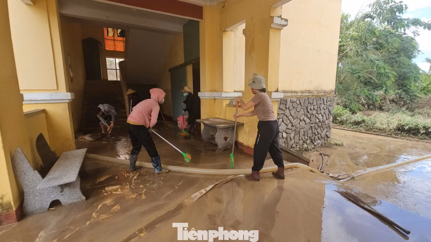 Các thầy cô Trường Tiểu học và Trung học cơ sở Xuân Sơn Bắc dọn trường sau lũ.