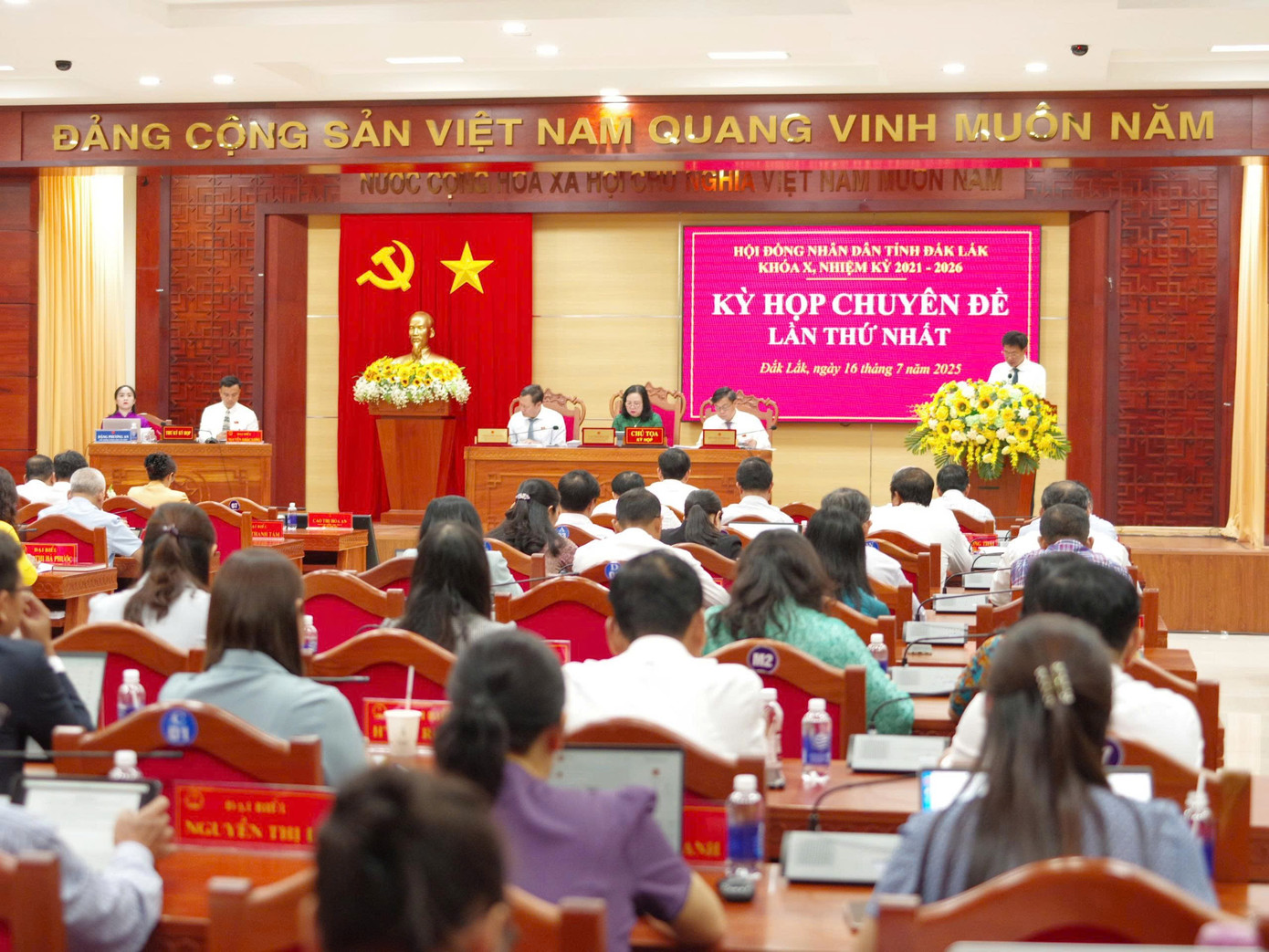 Các đại biểu tham gia Kỳ họp chuyên đề lần thứ nhất đã bàn luận 9 nội dung quan trọng. tienphong-22.jpg