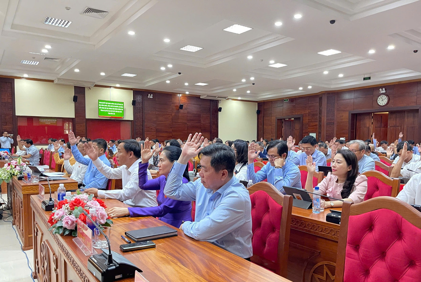 Các đại biểu biểu quyết, thông qua nghị quyết. tienphong-22-4011.jpg