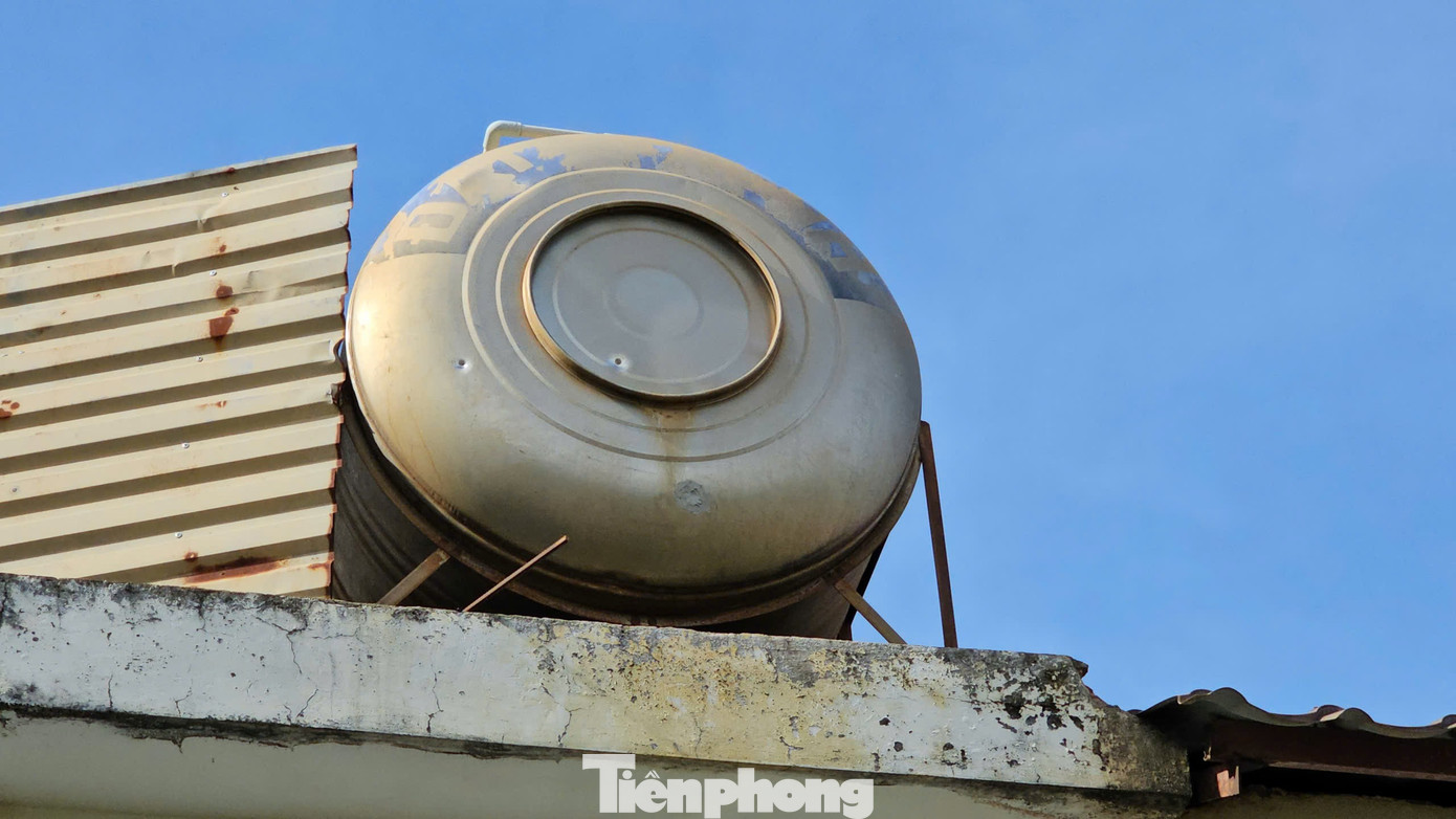 Bồn nước bị bắn thủng. tp-145.jpg