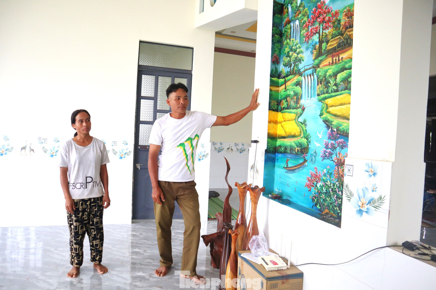 Bên trong căn nhà khang trang, hiện đại của vợ chồng anh Y Tang. tp-11.jpg