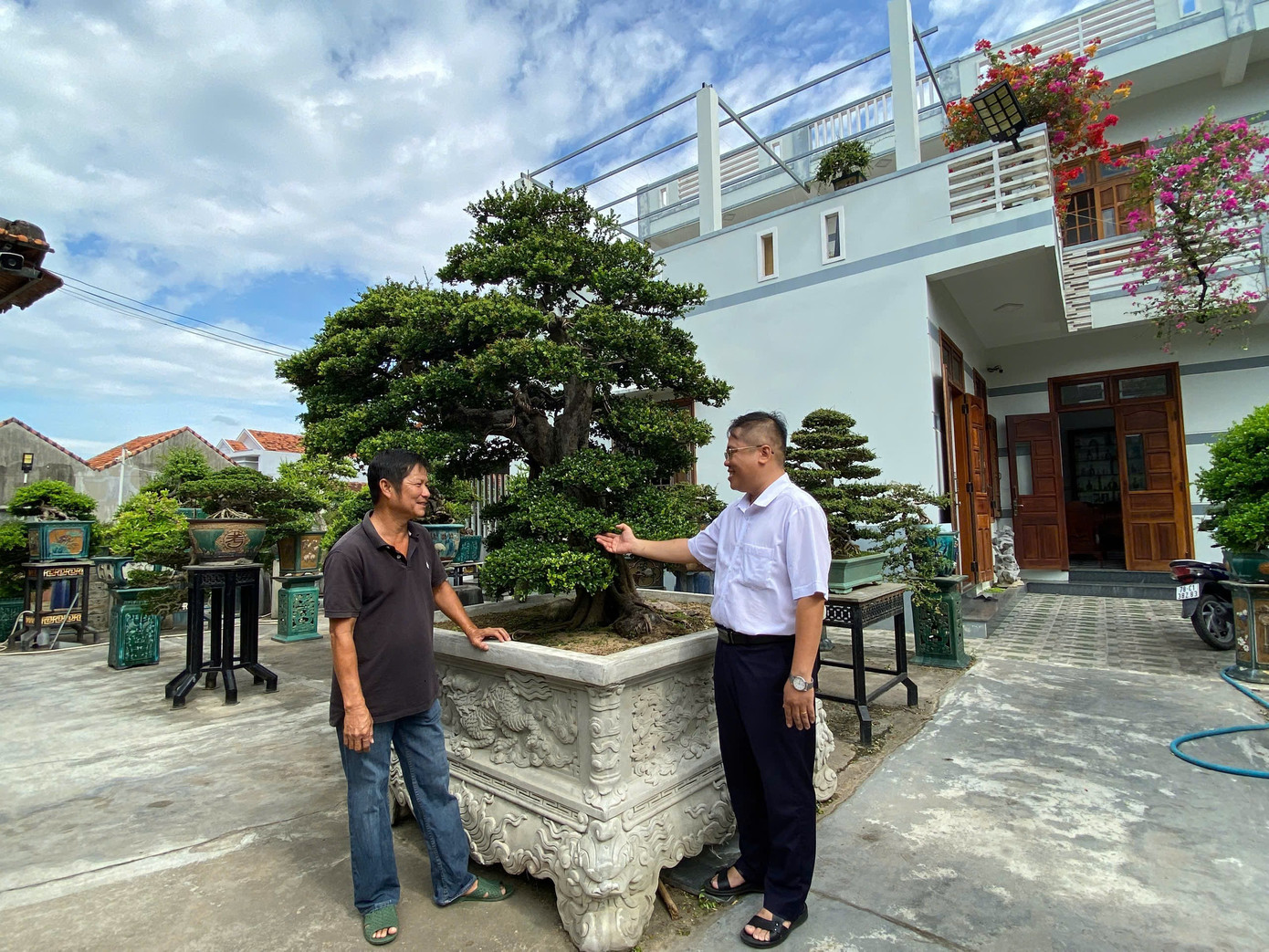 Anh Chính (bìa trái) xây được nhà lầu nhờ bán 1 cây cảnh trị giá 2 tỷ đồng. 1-9472.jpg