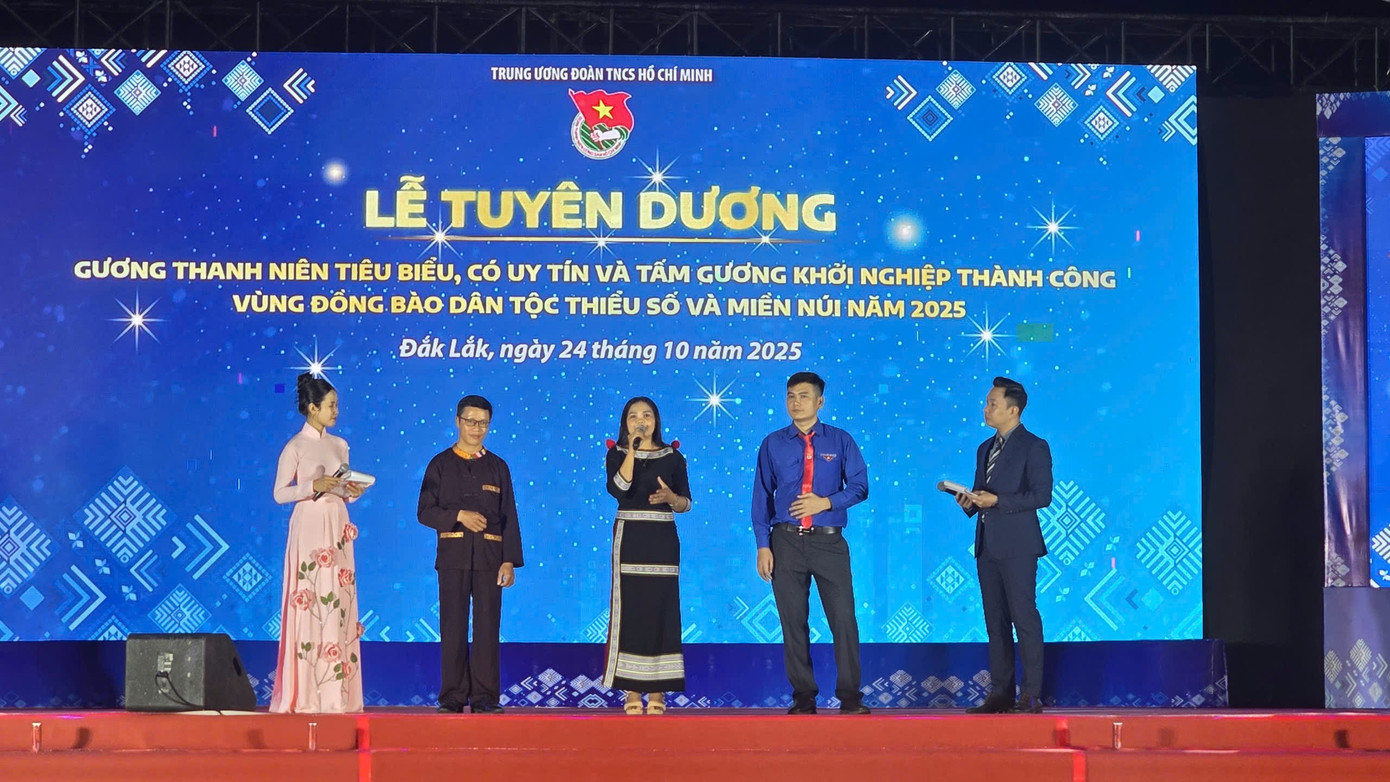 Các gương tiêu biểu giao lưu tại chương trình. tienphong-327.jpg