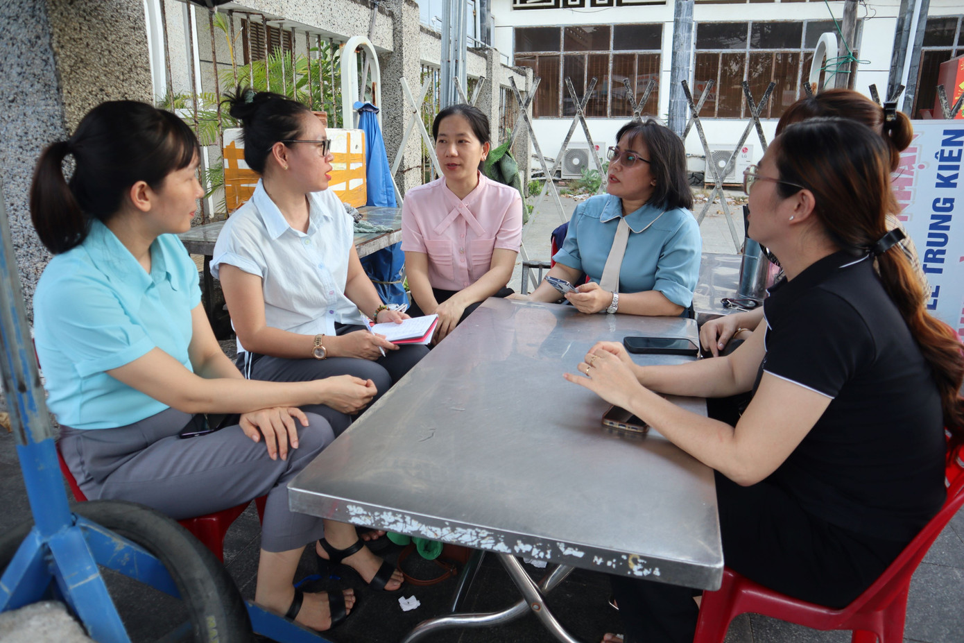 Các nữ trí thức trẻ bày tỏ mong muốn nhận được sự hỗ trợ từ các cấp có thẩm quyền sau khi kết thúc hợp đồng lao động. 1.jpg