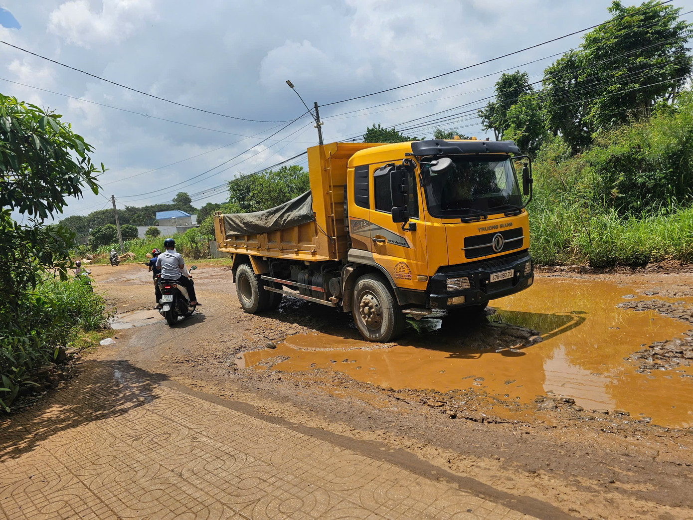 Đoạn đường xuống cấp, xuất hiện các hố nước. 5.jpg