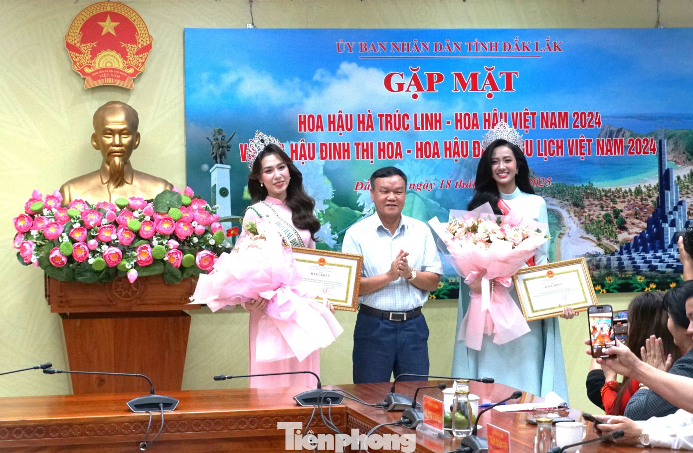 Hoa hậu Việt Nam 2024 Hà Trúc Linh (bìa phải) được tặng Bằng khen. tp-1234.jpg