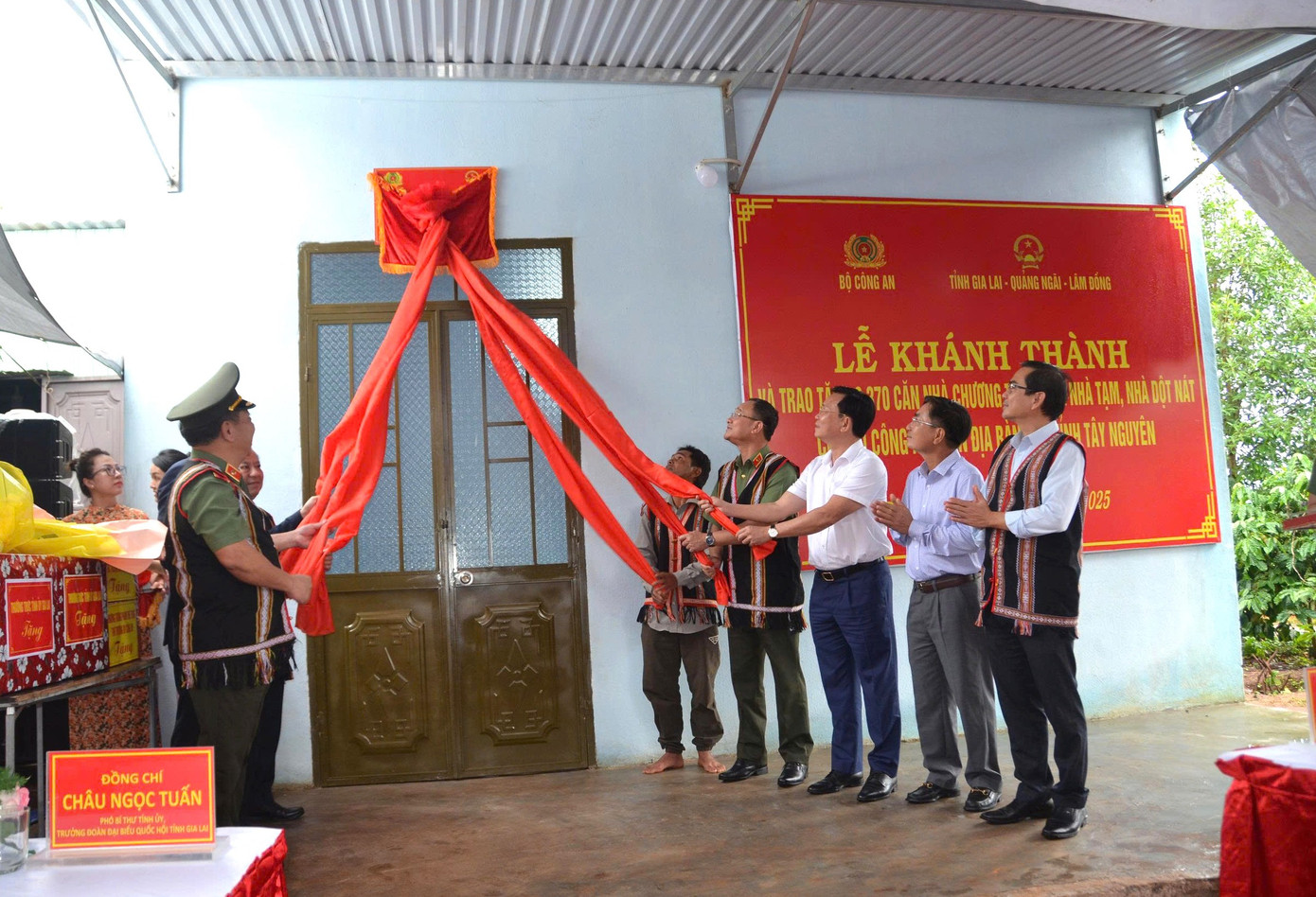 Thượng tướng Phạm Thế Tùng dự lễ khánh thành nhà cho một hộ dân ở Gia Lai. tien-phong-8104.jpg
