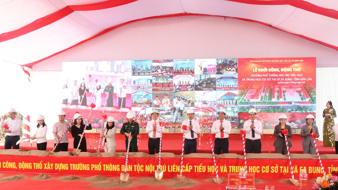 Các đại biểu thực hiện nghi lễ khởi công dự án xây trường nội trú cho học sinh.