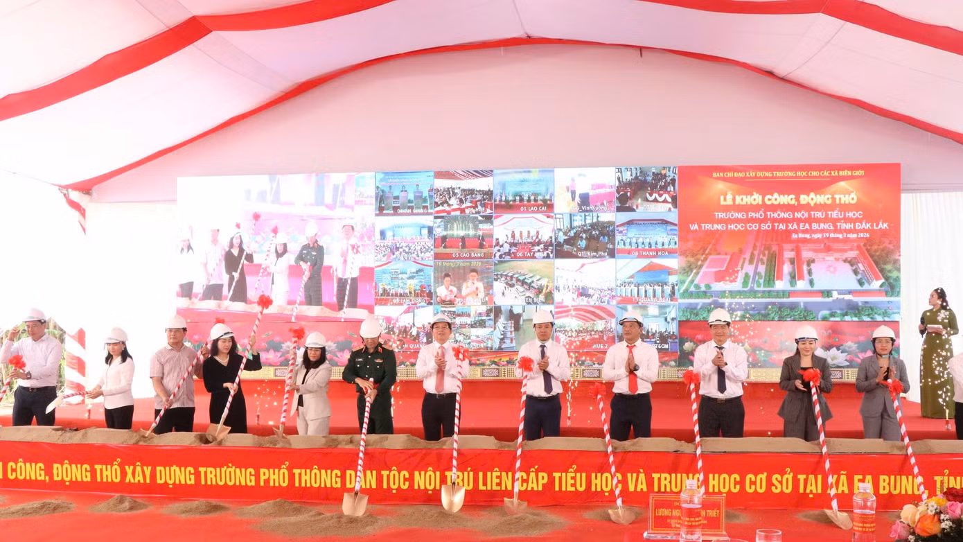 Các đại biểu thực hiện nghi lễ khởi công dự án xây trường nội trú cho học sinh.