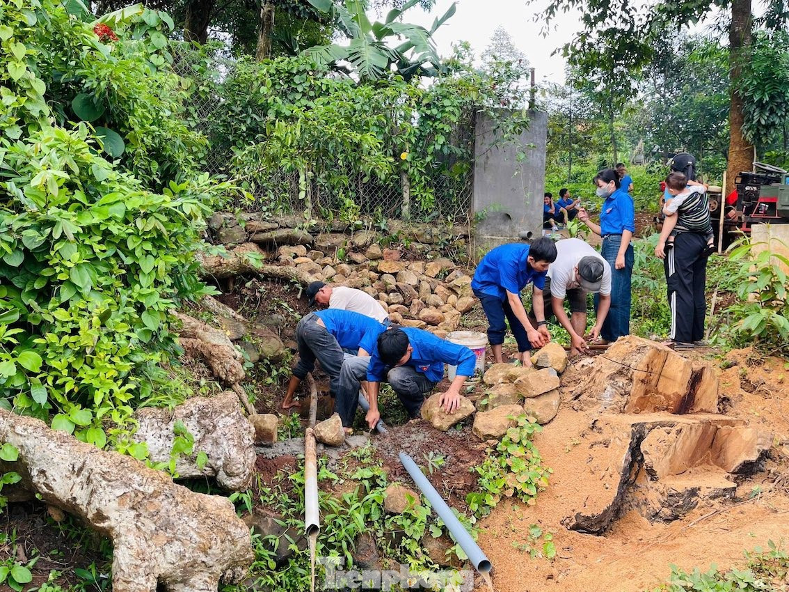 Bên cạnh đó, Đoàn xã còn khởi công xây dựng công trình bến nước phục vụ sinh hoạt tại Buôn Kna A. Công trình không chỉ đáp ứng nhu cầu nước sinh hoạt cho người dân mà còn là điểm sinh hoạt văn hoá, góp phần bảo tồn nét đẹp truyền thống của đồng bào địa phương. tp-4.jpg