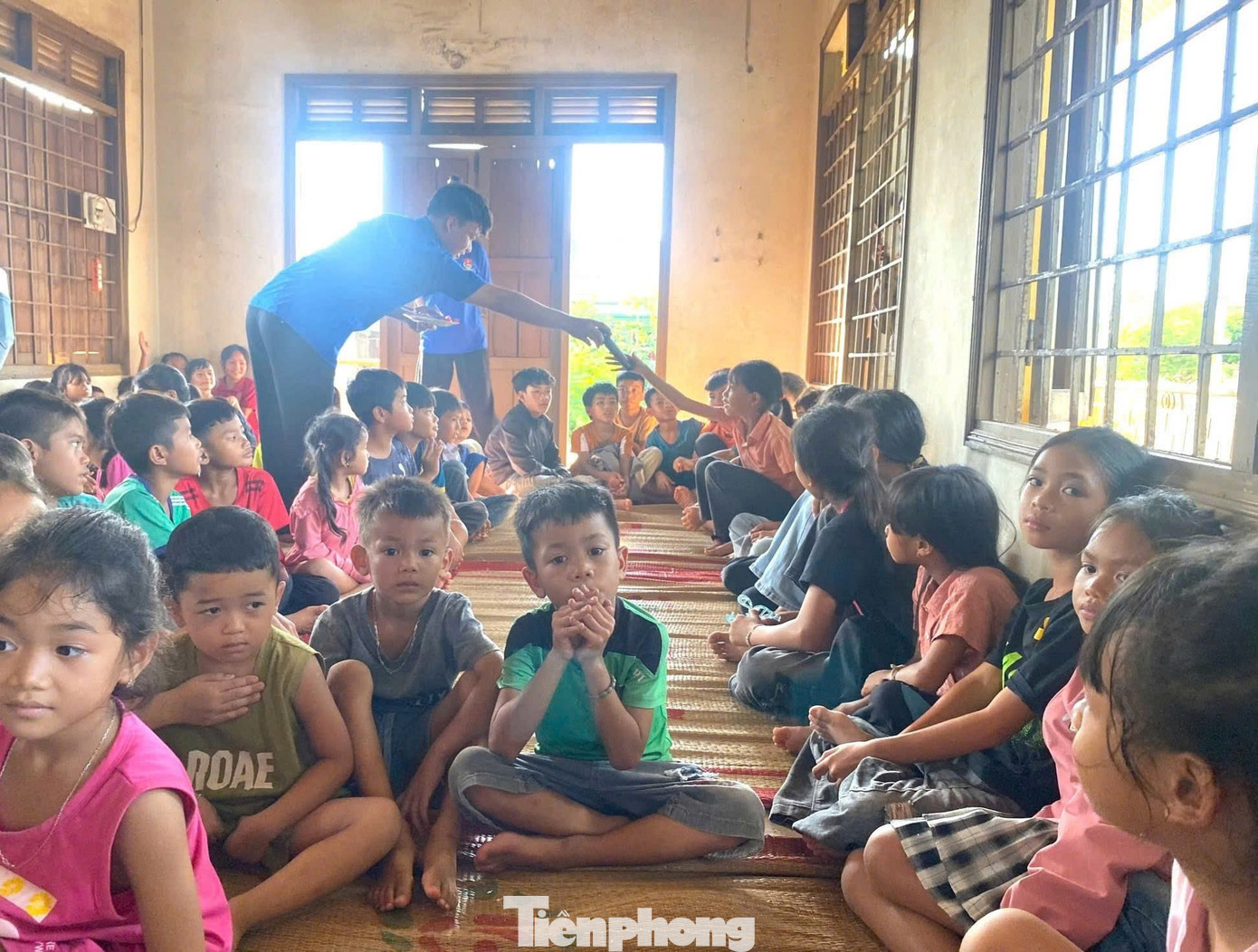 Các Chi đoàn trên địa bàn xã Ea Súp đã đồng loạt tổ chức sinh hoạt hè với nhiều nội dung phong phú, thiết thực dành cho thiếu nhi và đoàn viên thanh niên như: Tuyên truyền truyền thống yêu nước, đạo lý “Uống nước nhớ nguồn” nhân kỷ niệm Ngày Thương binh Liệt sĩ 27/7 ... tp-15.jpg