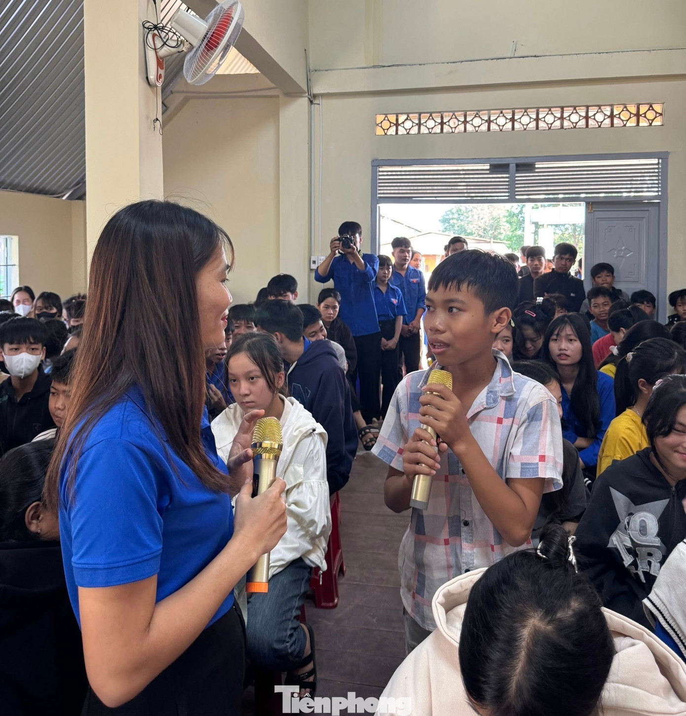 Hưởng ứng chuỗi hoạt động tình nguyện hè, Đoàn xã Ea Wer phối hợp với trường THPT trên địa bàn triển khai chương trình "Hoa phượng đỏ" với chủ đề "Tuyên truyền an toàn giao thông và phòng chống đuối nước" cho thanh thiếu nhi. Chương trình thu hút hơn 100 đoàn viên, thanh niên tình nguyện và các em nhỏ tham gia. tp-7.jpg