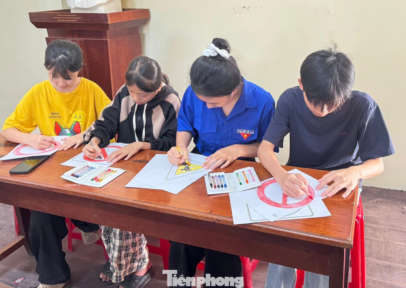 Tại đây, các em được trang bị những kiến thức và kỹ năng cần thiết về quy tắc tham gia giao thông an toàn, cũng như các biện pháp phòng chống đuối nước, kỹ năng sơ cứu ban đầu khi gặp nạn. tp-8.jpg
