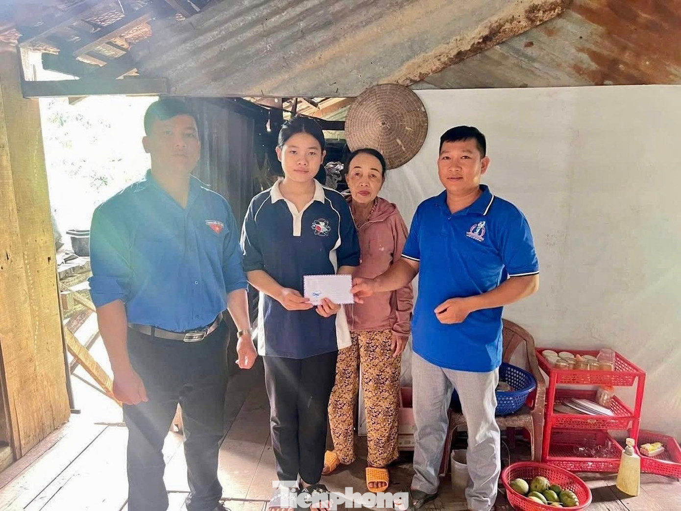 Đại diện Đoàn xã Ea Súp trao tiền hỗ trợ tiếp sức đến trường cho em Quỳnh Như. tp-4.jpg