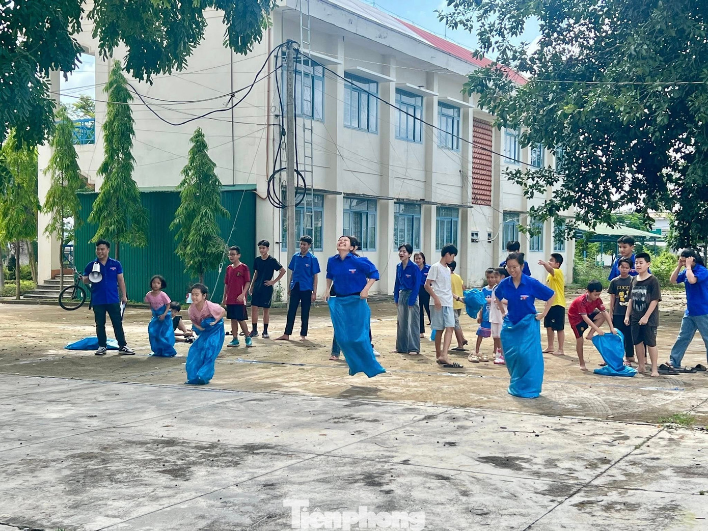 Bên cạnh đó, tổ chức các trò chơi dân gian, hoạt động thể thao, rèn luyện kỹ năng sống; Lồng ghép tuyên truyền về phòng, chống tai nạn thương tích, đuối nước, xâm hại trẻ em; Vận động các em tham gia bảo vệ môi trường, giữ gìn vệ sinh nơi công cộng tp-11.jpg