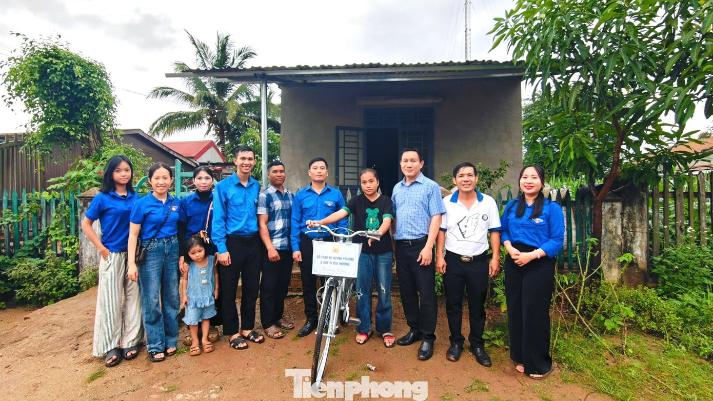 Nhằm góp phần mang đến niềm vui và động lực cho các em nhỏ có hoàn cảnh khó khăn, Ủy ban MTTQ Việt Nam xã Ea Súp cùng Đoàn xã và các nhà tài trợ đã trao 7 phần quà đặc biệt cho các em học sinh vượt khó trên địa bàn xã. tp-6.jpg
