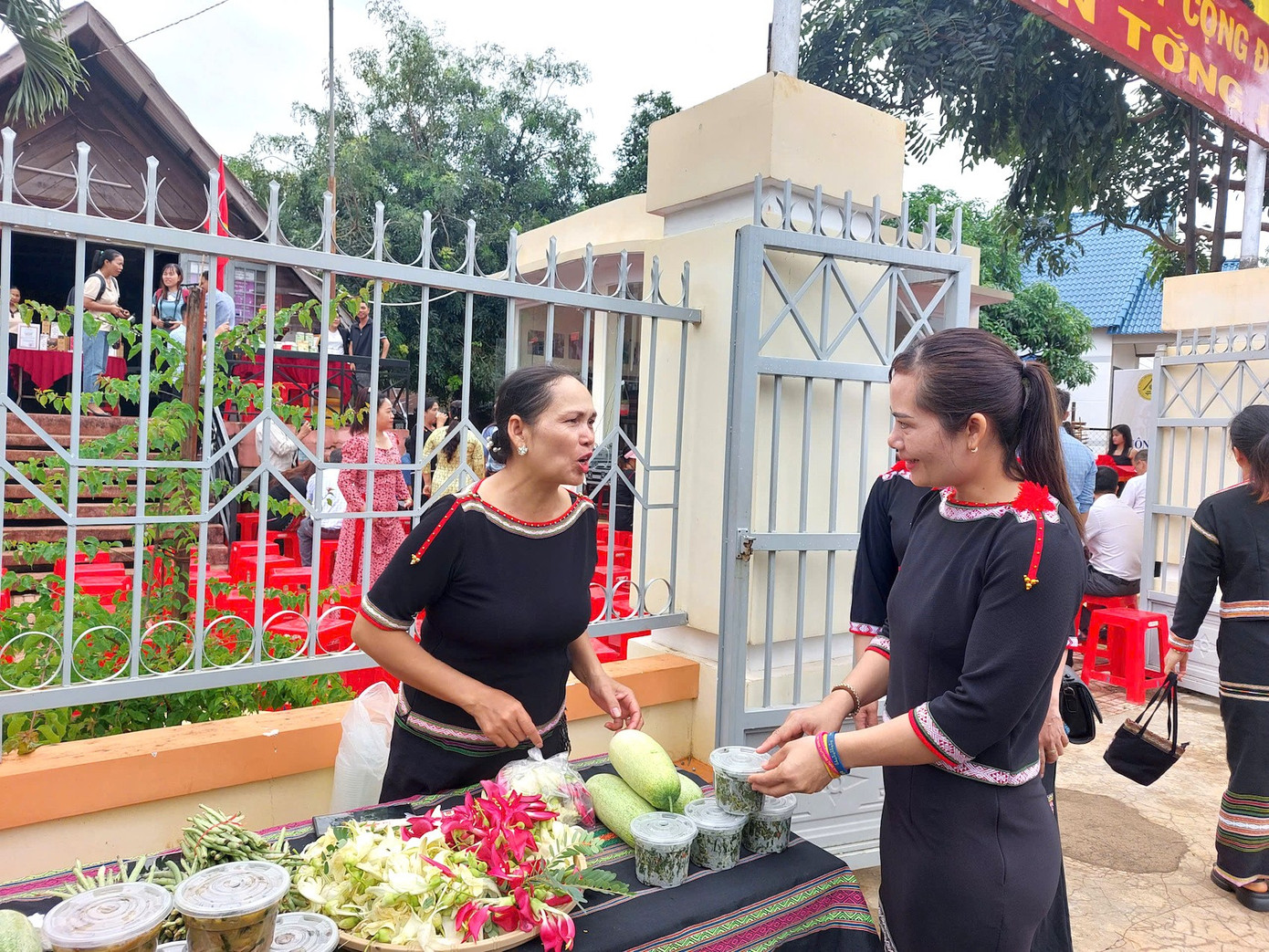 Nhiều hộ dân trong buôn tham gia làm du lịch cộng đồng. 2.jpg