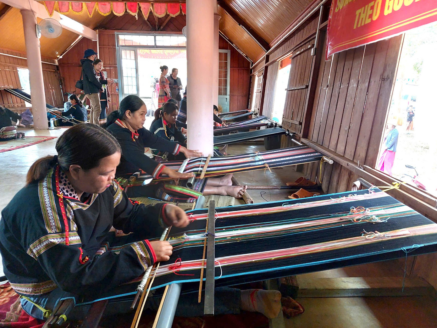Phụ nữ Ê đê dệt thổ cẩm. 3.jpg