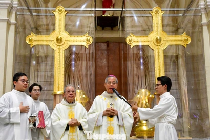 Chiêm ngưỡng hai thánh giá 400 kg mạ vàng ở Nhà thờ Đức Bà