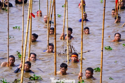 Hàng nghìn người vây kín bờ sông Tích xem trai làng 'dàn trận' bắt cá