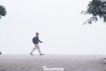 Hà Nội mù sương từ sáng đến chiều, chất lượng không khí ở mức xấu