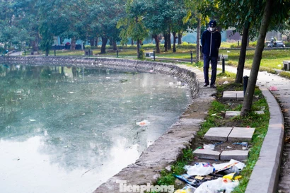 Công viên hồ điều hòa Mai Dịch ô nhiễm, tràn ngập rác thải