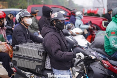 Dòng xe ùn ùn rời phố về quê nghỉ Tết, cửa ngõ Thủ đô tắc cứng