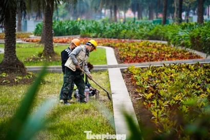 Công viên hồ điều hòa Mai Dịch 'thay áo mới' sau phản ánh xuống cấp