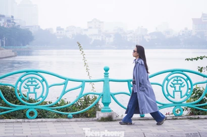 Bầu trời Hà Nội mù sương, không khí se lạnh trong ngày cuối năm 2025