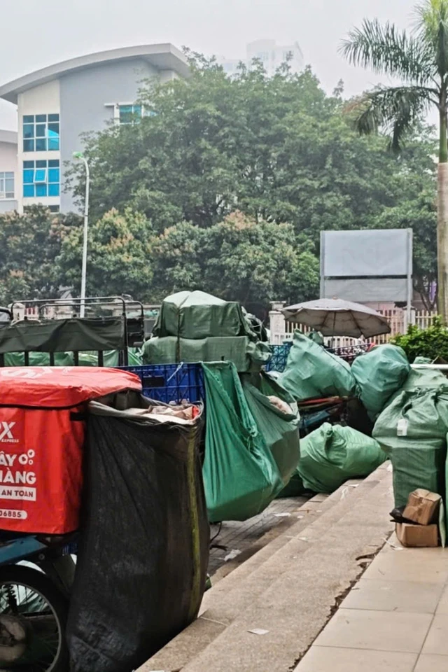 Mua sắm online bùng nổ dịp Tết, shipper quá tải