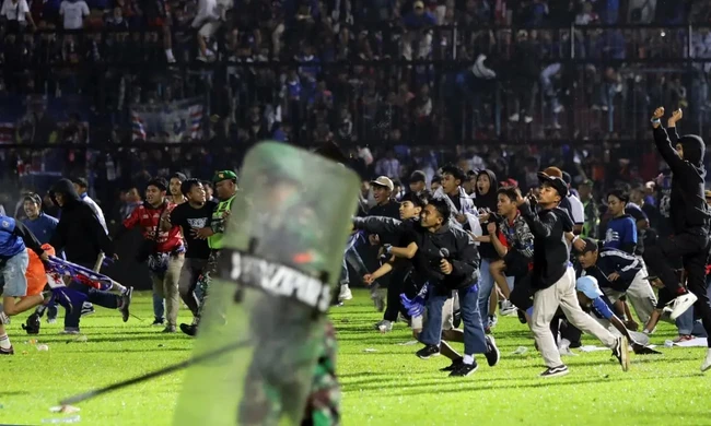 CĐV không ngừng quậy phá khiến FIFA tiếp tục trừng phạt bóng đá Indonesia