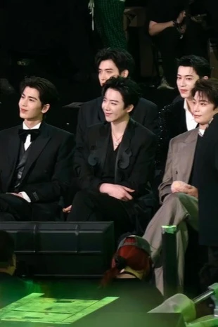 Loạt khung hình "ồn ào" của Tinh Quang Đại Thưởng: F5 "tổng tài", não bật kịch bản