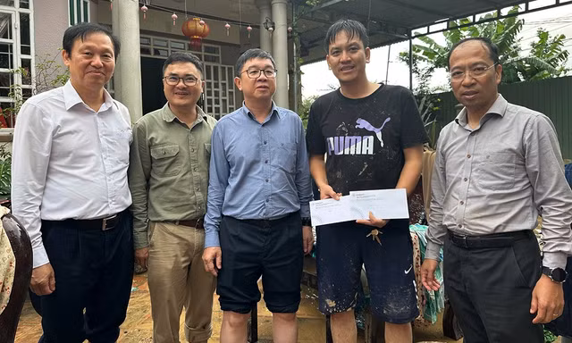 Tổng Giám đốc và Chủ tịch Công đoàn EVNNPT động viên các đơn vị ảnh hưởng thiên tai ở Khánh Hòa