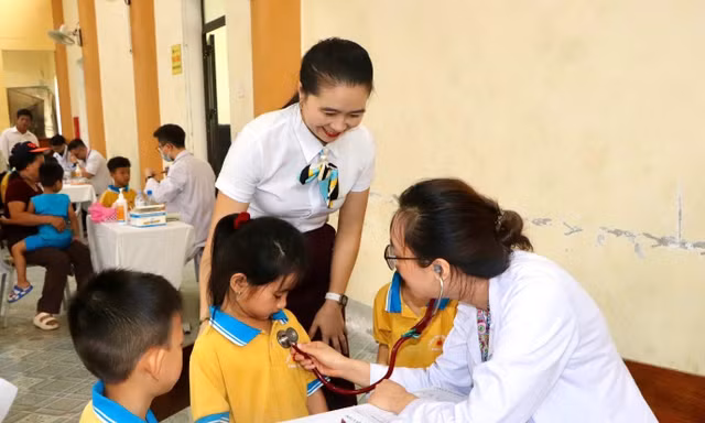 Cục Quản lý, giám sát bảo hiểm phối hợp tổ chức khám bệnh, phát thuốc miễn phí, tặng quà trẻ em ở Hà Tĩnh