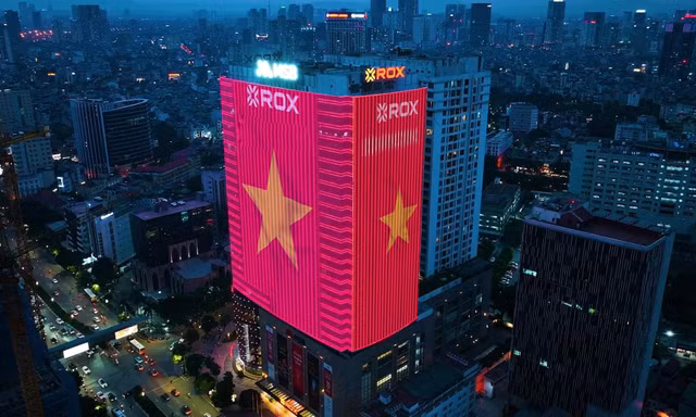 ROX Tower rực rỡ cờ hoa, lan tỏa tinh thần tự hào Việt Nam