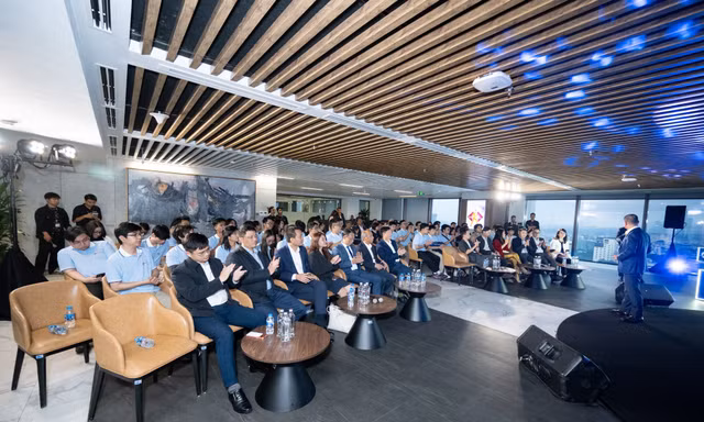 Techcombank chào đón nhân tài ‘AI thực chiến’ tham quan trụ sở