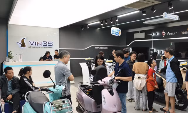 Khách Việt tranh thủ chốt đơn xe máy điện VinFast để "sống khỏe" trước cơn bão giá xăng dầu