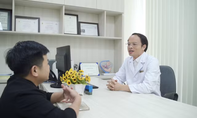 'Cậu bé' 32 tuổi trở thành đàn ông thực thụ và cao thêm 7 cm sau khi điều trị tại Vinmec