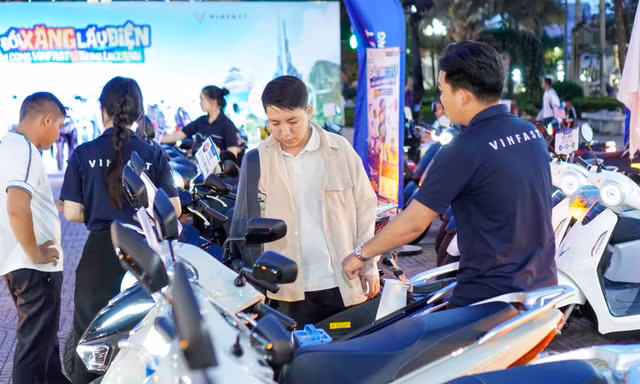 Bộ đôi Evo và Evo Lite hút khách tại sự kiện 'Đổi xăng lấy điện': Giá trong tầm tay, đổi pin chỉ 1 phút