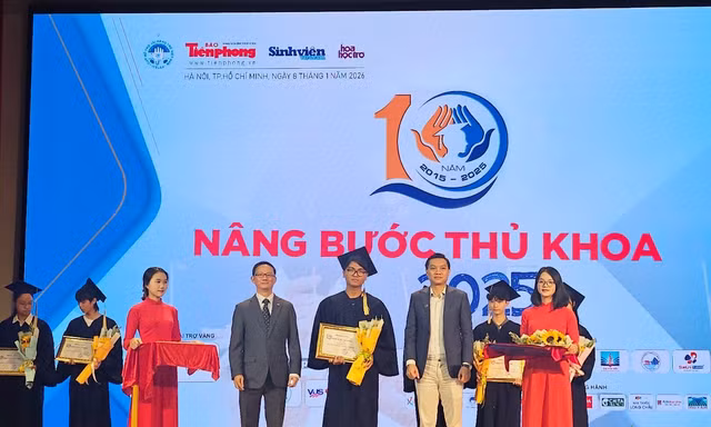 Keppel tiếp sức 15 thủ khoa và sinh viên có thành tích học tập xuất sắc tại Nâng Bước Thủ Khoa 2025