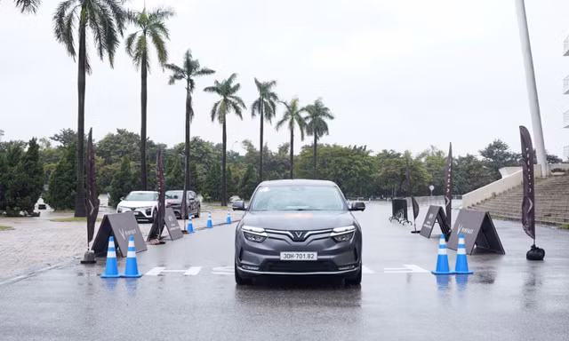 Lái thử VinFast VF 8, người dùng Việt chia sẻ: 'Tự hào khi Việt Nam có thể làm ra những chiếc xe chất lượng đến vậy'