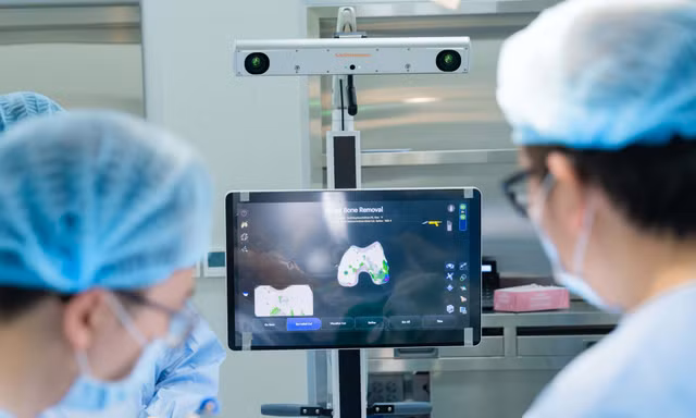 Vinmec đưa robot AI từ Mỹ về Quảng Ninh, thay khớp gối chính xác từng milimet với chi phí như mổ thường