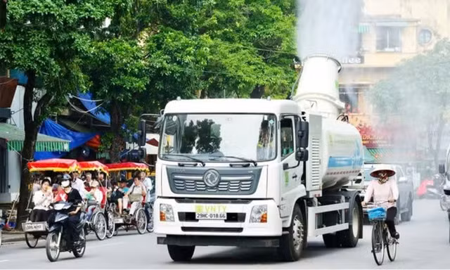 Nhà thầu loay hoay với ‘ô tô phun sương’ tại các gói vệ sinh môi trường ở Hà Nội