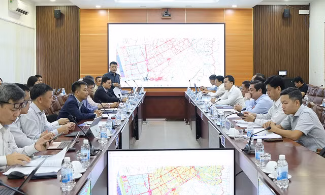 Tỉnh Cà Mau làm việc với EVNNPT về triển khai các dự án truyền tải điện