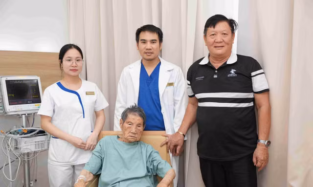 Cụ bà 103 tuổi chiến thắng ung thư dạ dày nhờ điều trị đa chuyên khoa tại Vinmec Hải Phòng