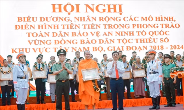 Những người ‘thắp sáng phum sóc’: Hành trình lặng lẽ của những Người có uy tín ở An Giang